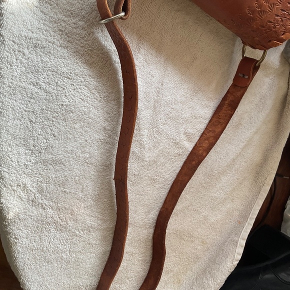 VINTAGE LEATHER TOOLED CROSSBODY - Picture 7 of 10